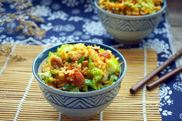 鸡肉菌菇腊味炒饭
