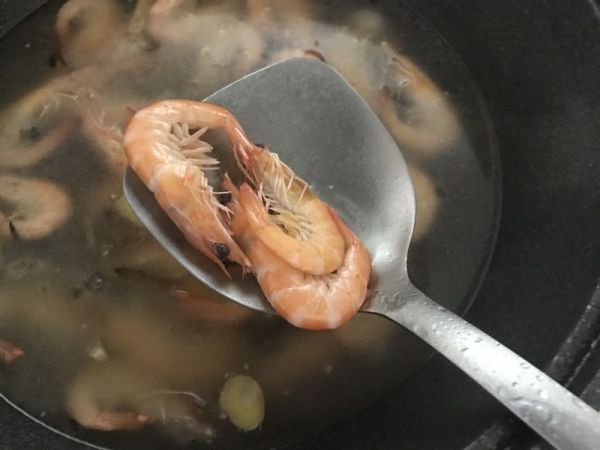花式摆盘的鲜甜白灼虾