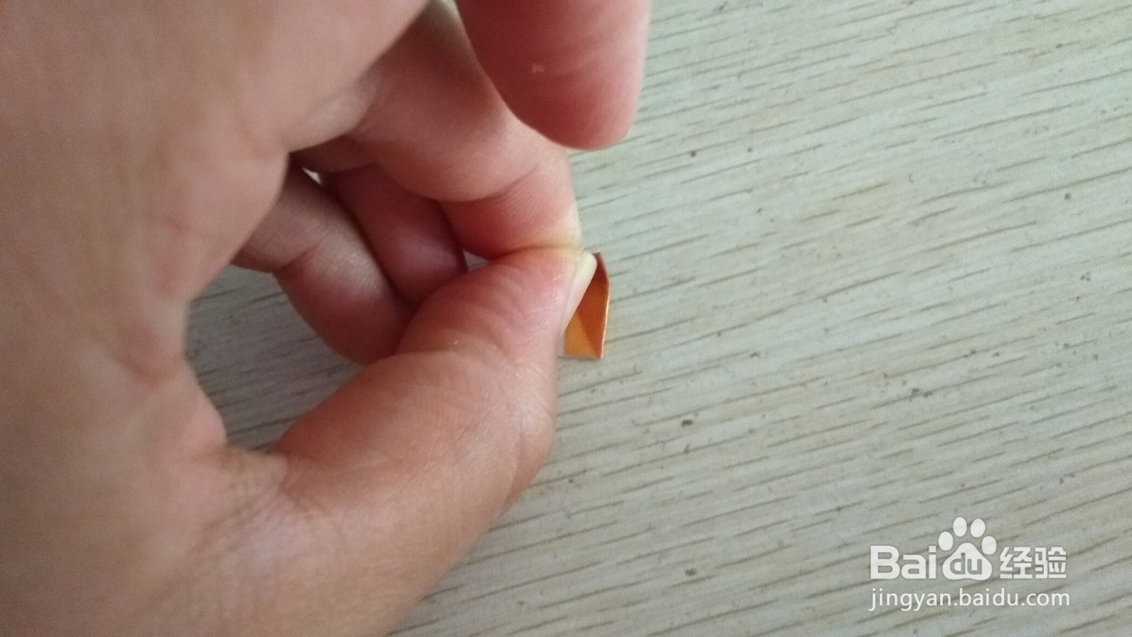 如何用一块长方形硬卡纸做简易的钢笔的支架