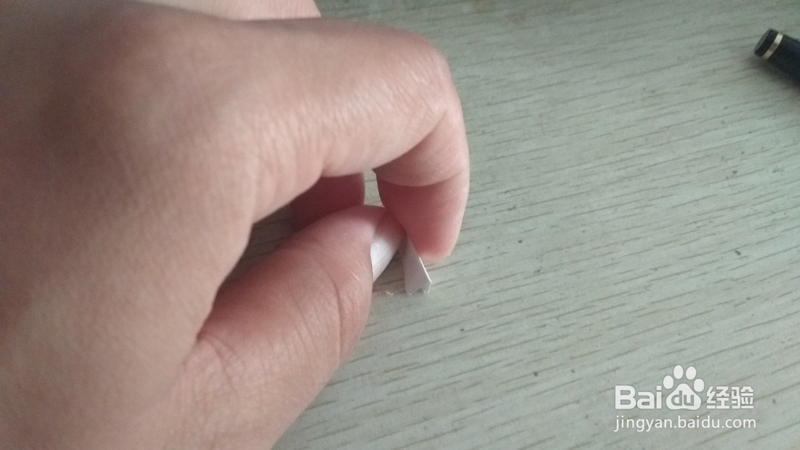 如何用一块长方形纸条做简易的钢笔的支架