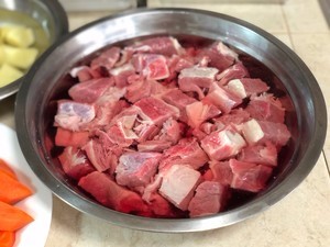 土豆焖牛腩的做法