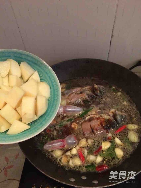 鲫鱼炖土豆的做法