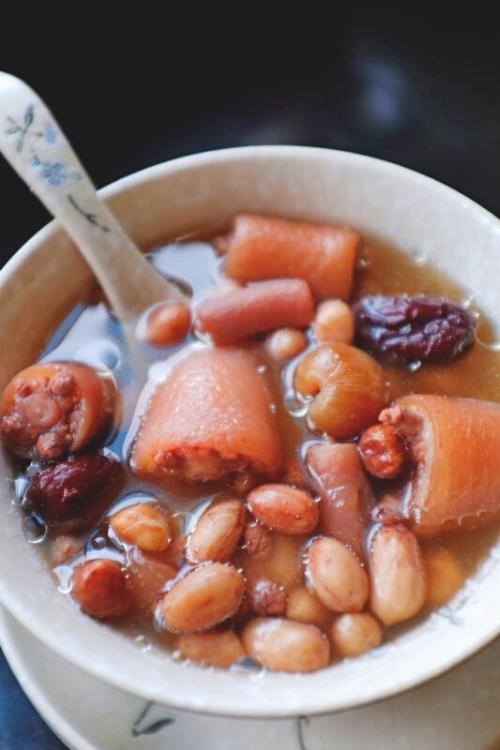 红枣花生炖猪尾