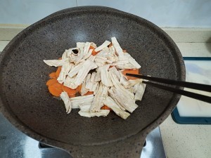 萝卜炒腐竹的做法