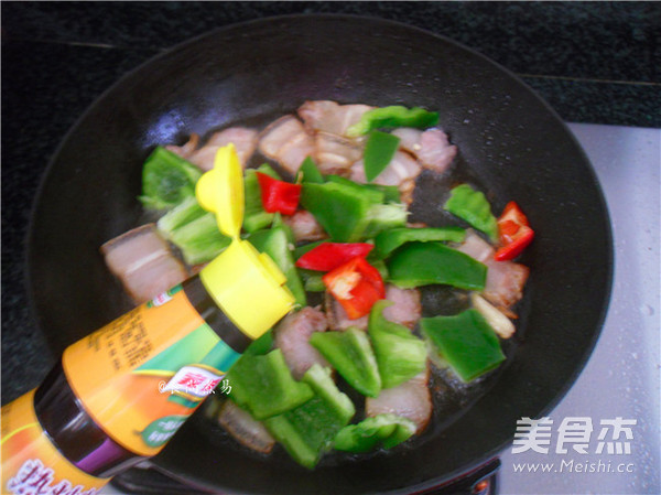 五花肉煸灯笼椒