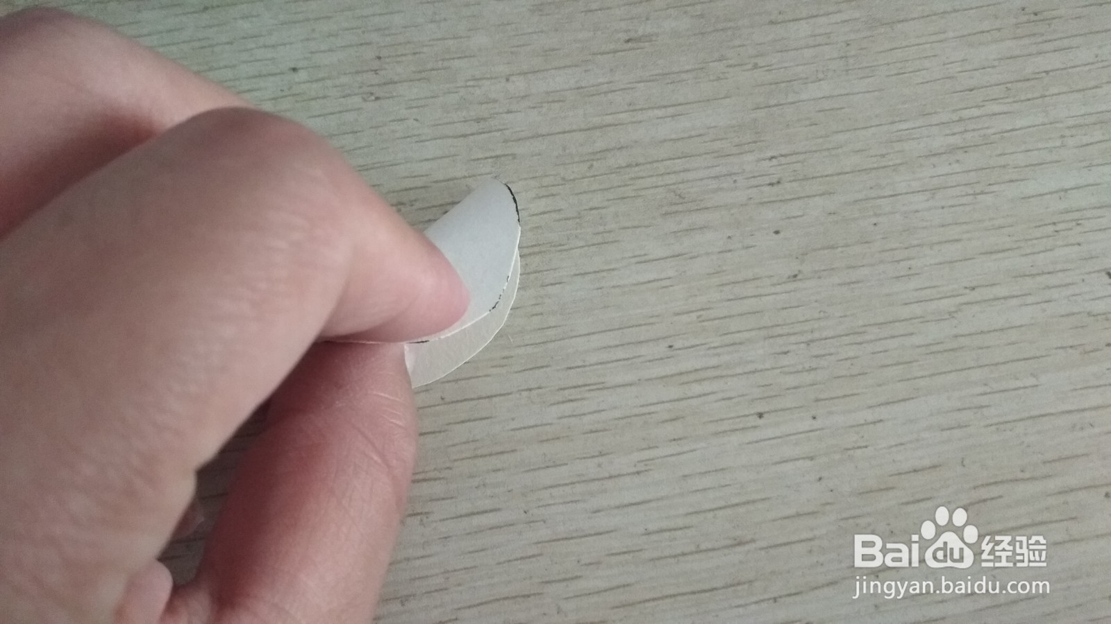 如何用一个圆形画纸和铅笔做简易的钢笔的支架