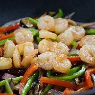 制作虾仁酱炒杂蔬面