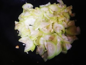 怎样做可口的西葫芦瓜炒肉末虾皮