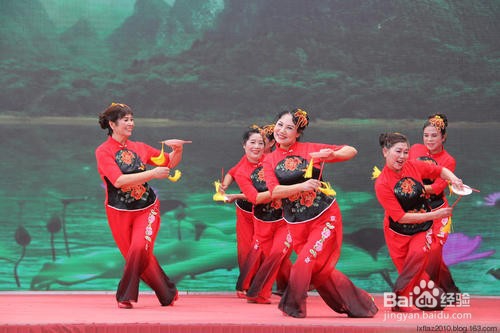 碟子舞的碟子如何拿