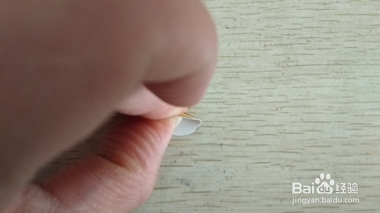 如何用圆形硬卡纸做简易的中性笔的支架