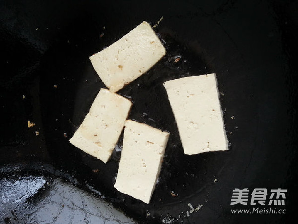 五花肉炒煎豆腐荷兰豆