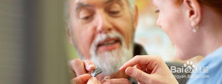 为什么初戴助听器时听验配师说话更清楚更容易？