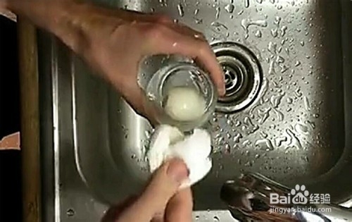 如何快速的完整的剥鸡蛋壳