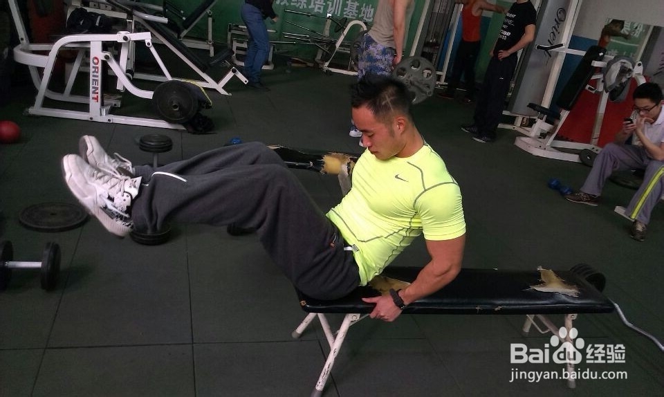 如何安排胸肌和腹肌训练