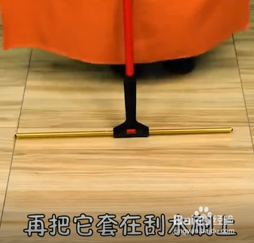 酱油打翻了应该怎么清理。