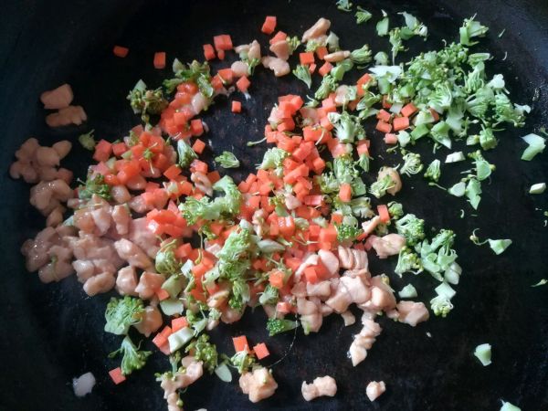 藜麦鸡肉蔬菜饭团