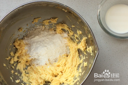 如何自制美味的香橙巧克力妙芙蛋糕？