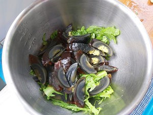 教你怎么做苦菊皮蛋