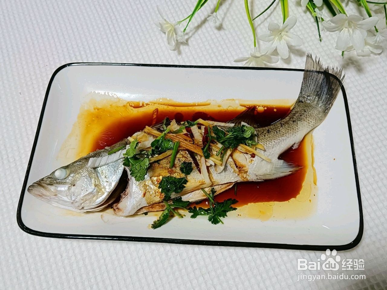 油泼鲈鱼的做法