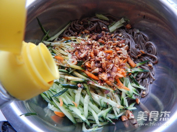 黄瓜鸡蛋皮凉拌荞麦面