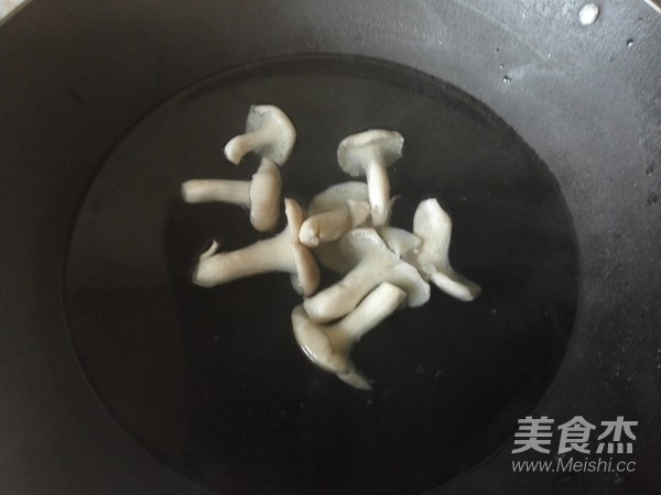 菌菇肉丝炒乌冬