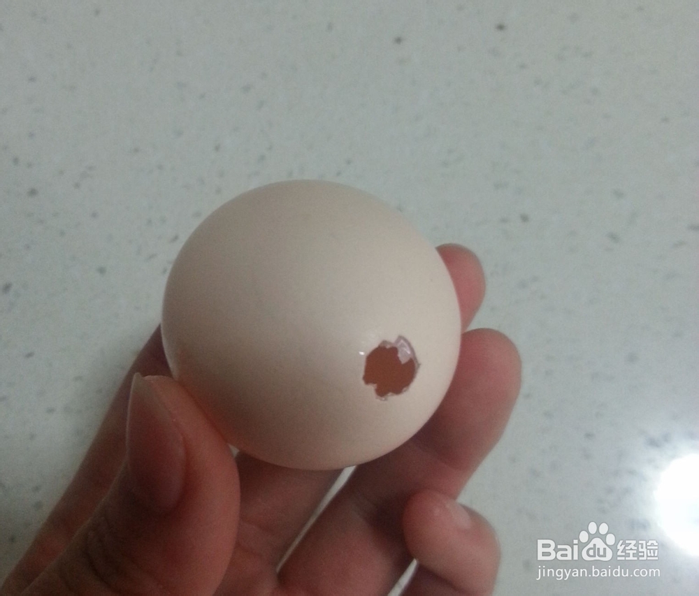 <b>如何不敲坏鸡蛋壳取出蛋清和蛋黄</b>