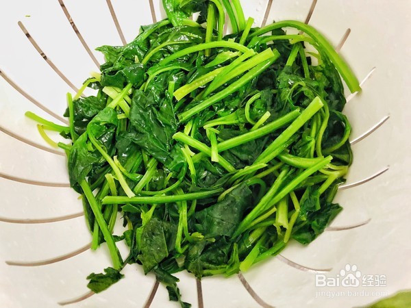 家常菠菜拌蛋丝的做法