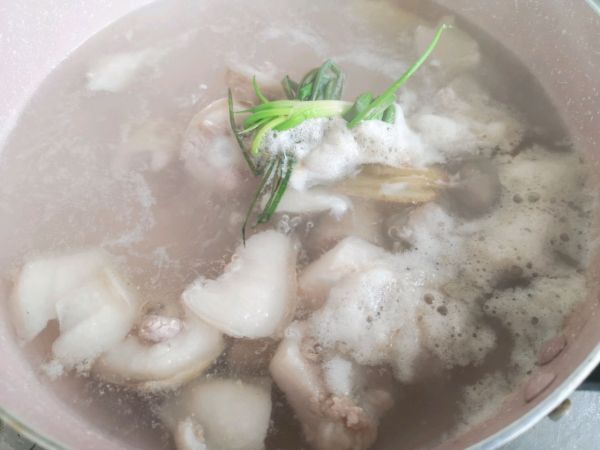 墨鱼猪尾花生汤