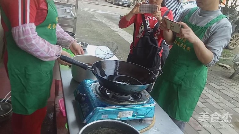 柳州螺蛳粉的做法--红油