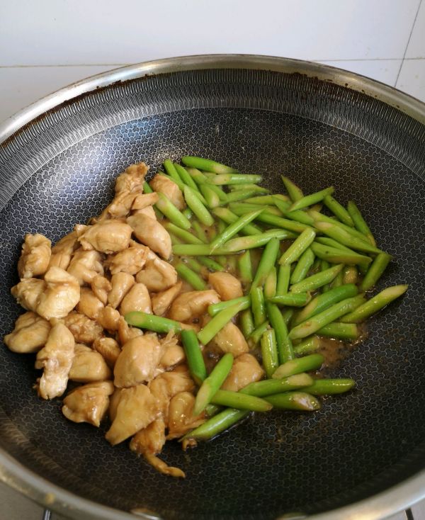 蚝油芦笋辣子鸡丁