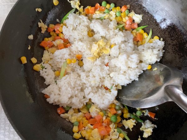 花朵时蔬炒米饭