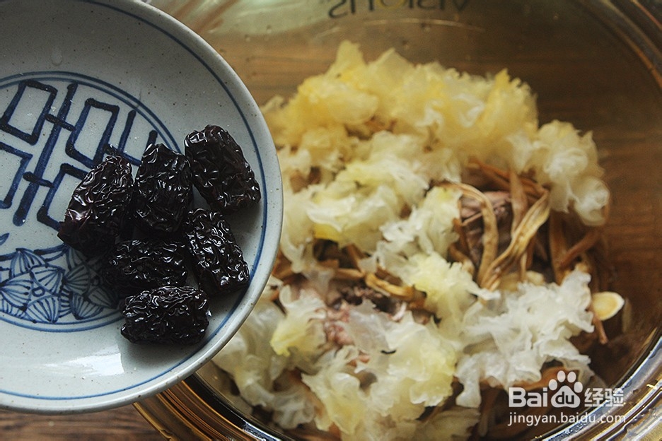 金针银耳黑枣煲鸡汤怎么做