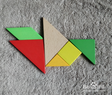 俯身拍翅的鸭子用七巧板怎么拼接？