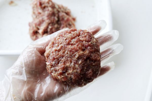 粉红色糖渍樱花牛肉汉堡