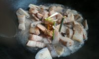 莲藕焖猪肉的做法
