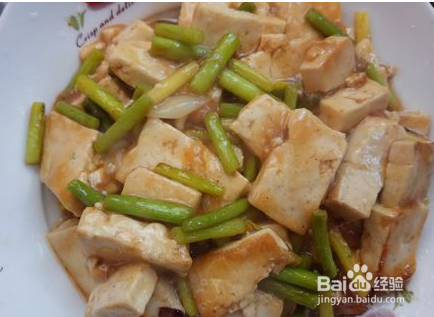 夫妻在家炒豆腐蒜台的家常做法经验技巧方法