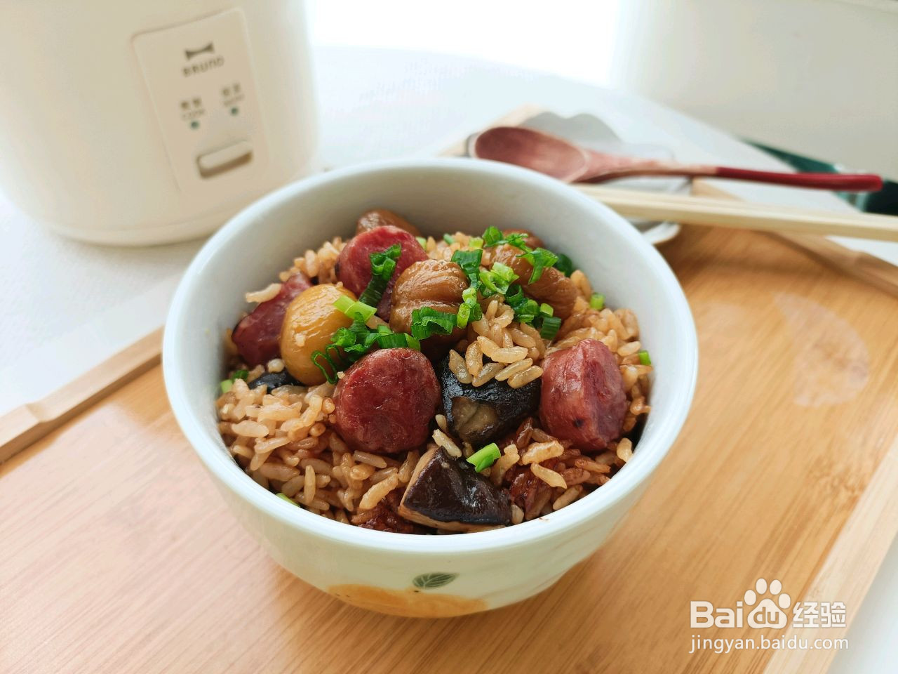 板栗腊肠香菇煲仔饭的做法