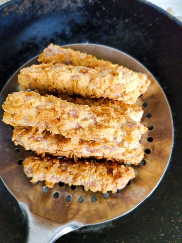 看世界杯吃薯片午餐肉