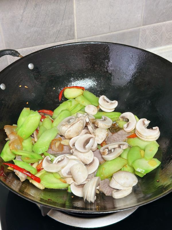 腊肉白蘑炒芥蓝