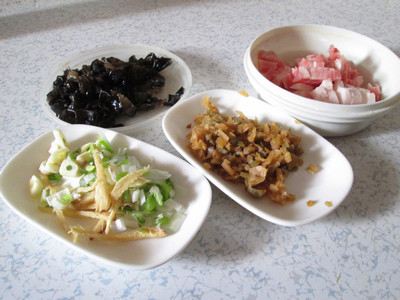 超美味的肉丁榨菜烧黄花鱼，每一口都是满满的幸福！