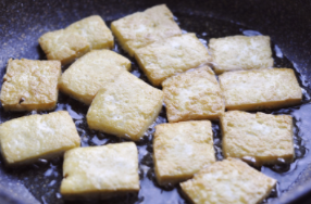 五花肉焖煎豆腐