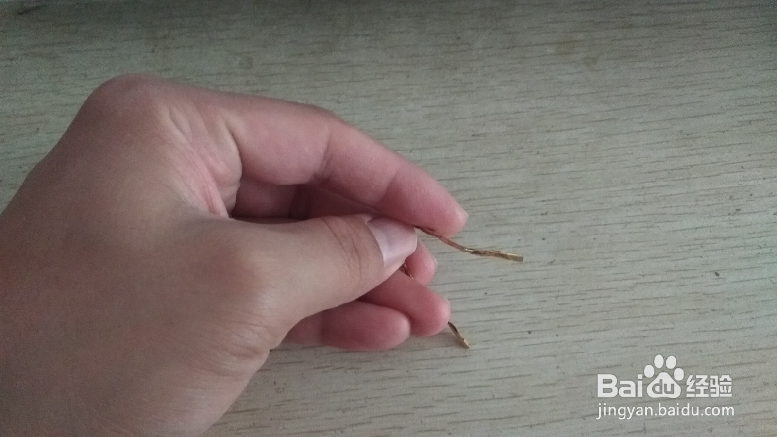 如何用面包袋绑绳和中性笔芯做简易的手机支架