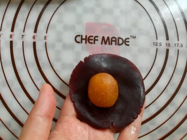 红豆沙蛋黄月饼