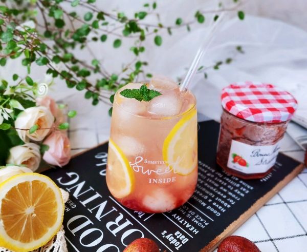 荔枝草莓柠檬冰饮