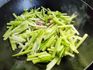 青萝卜炒肉丝的做法