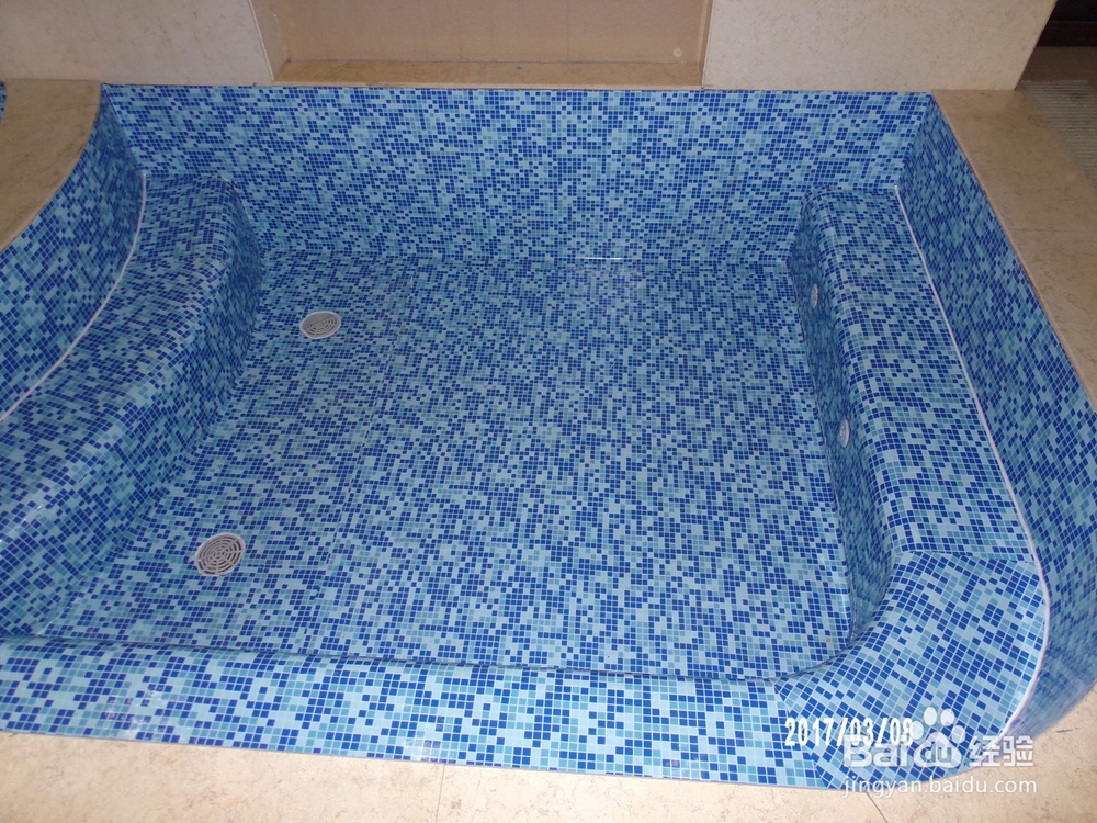 泳池马赛克脱落使用泳之漮泳池胶膜改造施工方法