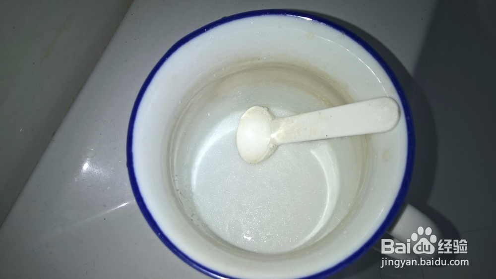 巧用食盐清洗茶垢