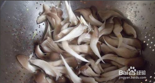 油麦菜炒平菇的做法