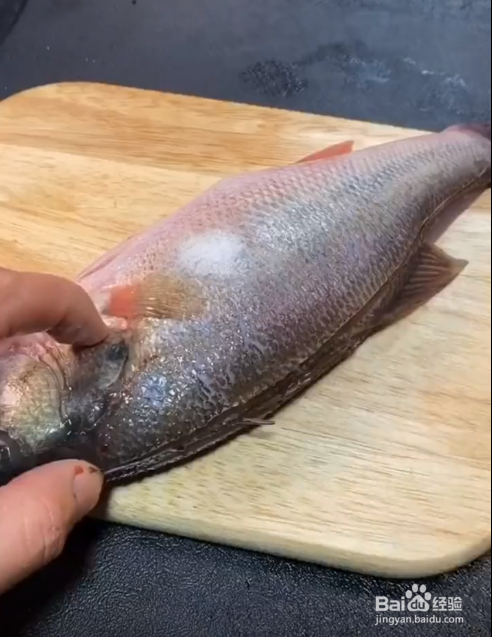 如何制作清蒸鲈鱼？