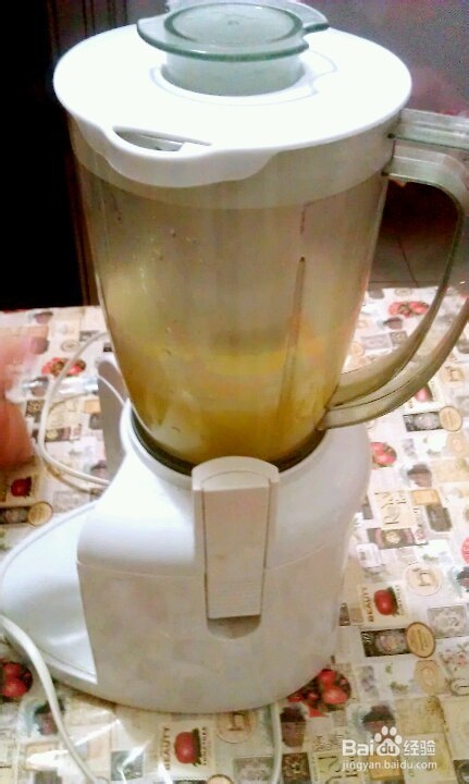 在家自制健康菠萝果汁给孩子喝